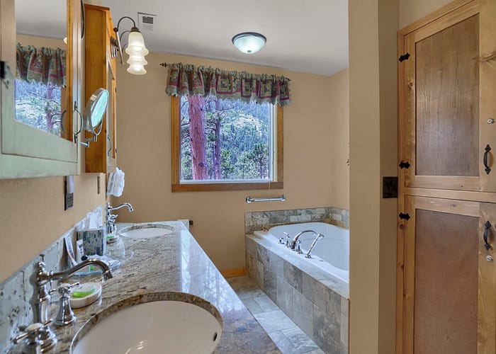 rocky-mtn-lodge-Suite-Bathroom-2