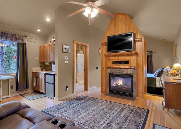 rocky-mtn-lodge-Suite-Fireplace-Kitchen